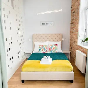 Apartment Bliss, Posen